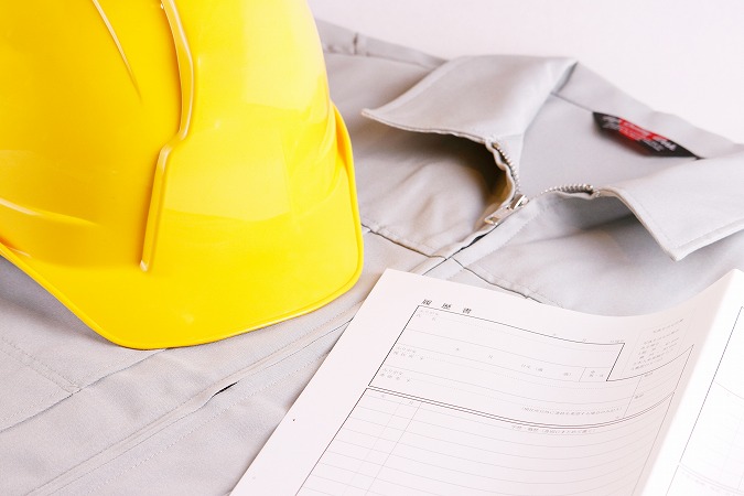 履歴書とヘルメット