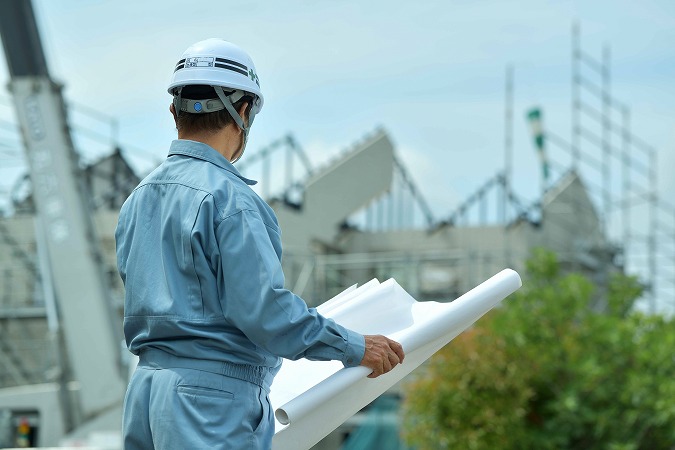 男性・紙を持つ